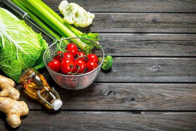 Świeże składniki na drewnianym stole