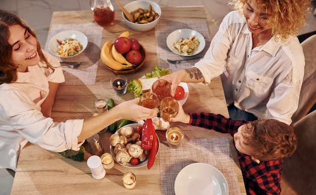 Ludzie jedzący w domu